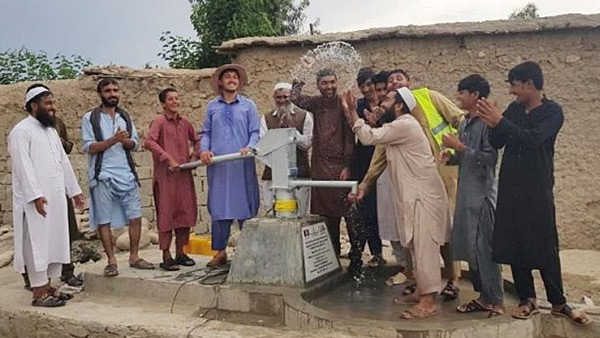 First spray of water comes out of the well built together with residents ©SVA